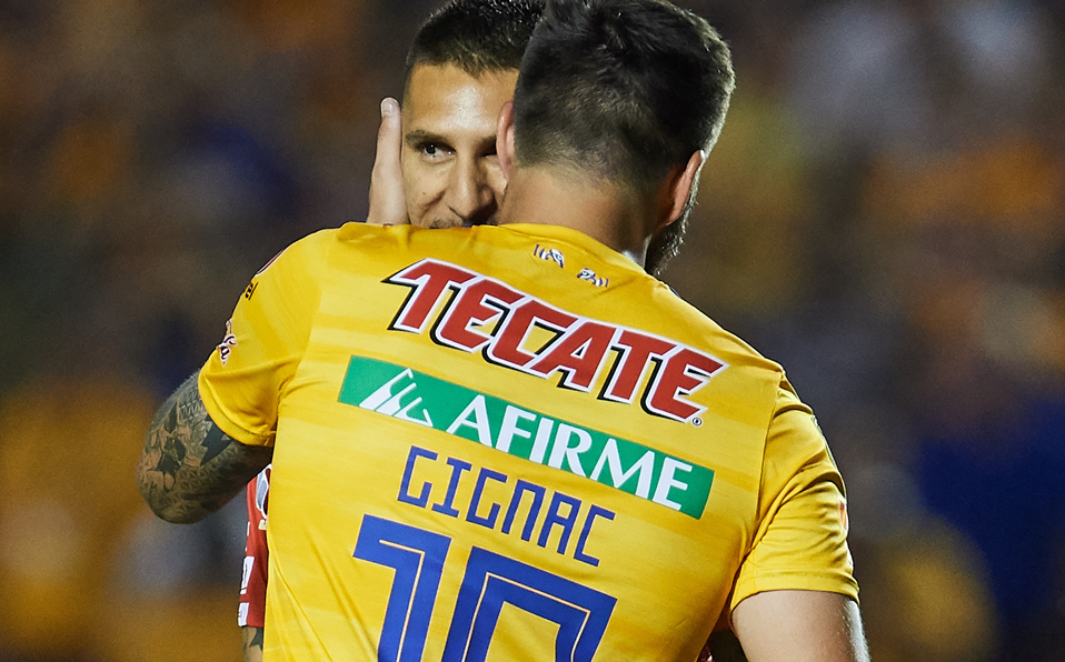 Gignac abrazó a Orozco tras marcar en el penal. (Foto: Mexsport)
