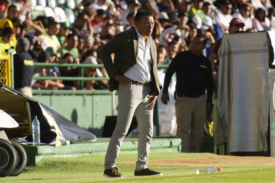 Ignacio Ambriz vive un momento difícil con la Fiera. (Fotos: Mexsport e Imago 7)