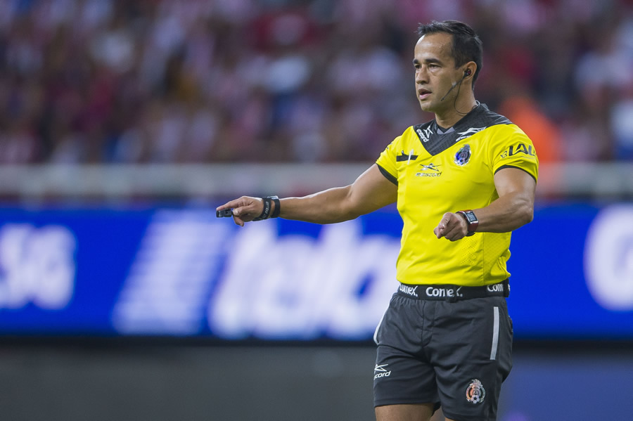 Jorge Isaac Rojas utilizó el VAR para marcar el penal de Chivas. (Fotos: Imago 7 y Mexsport)