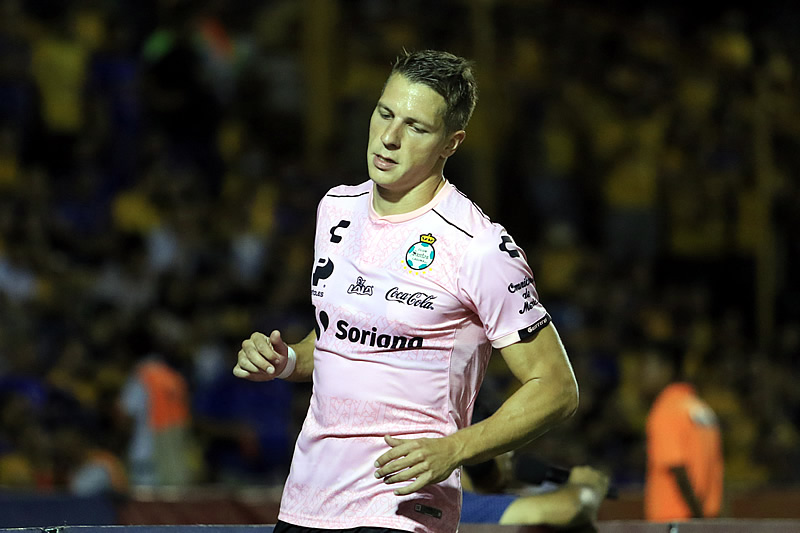 Julio Furch se fue en blanco y no pudo separarse de Quiroga de Necaxa, quien también tiene 8 goles. (Foto: Imago7)