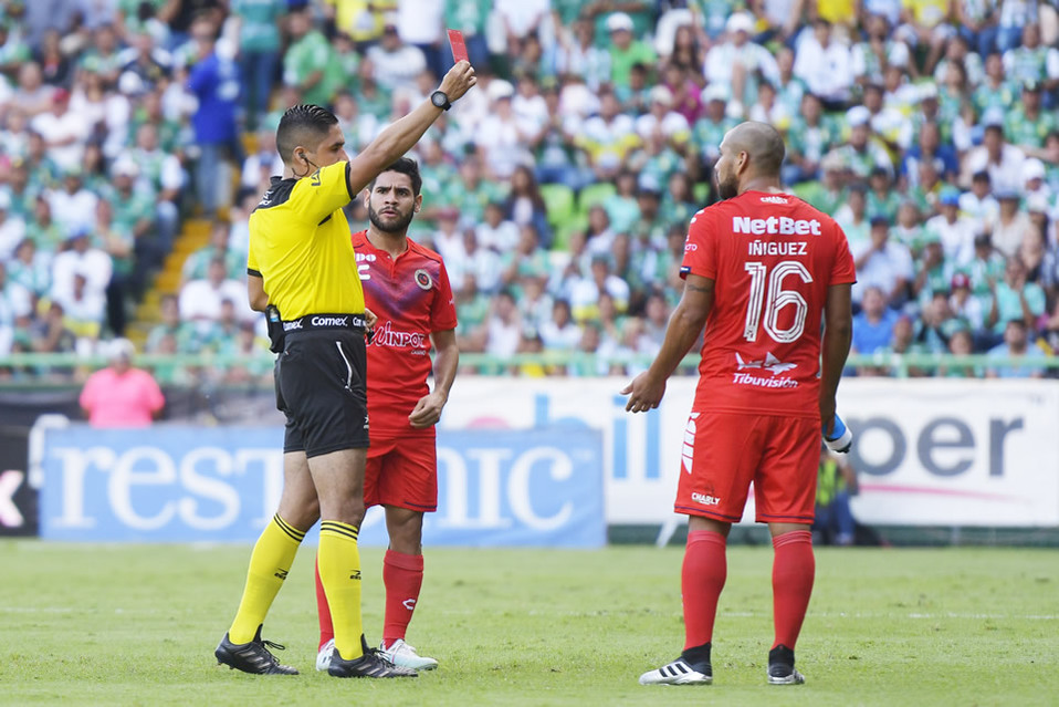 León - Veracruz: Terrible entrada de íñiguez casi rompe a Sosa VIDEO