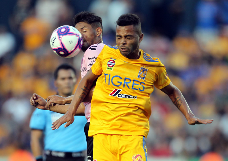 Rafael de Souza disputa el balón. (Foto: Imago7)