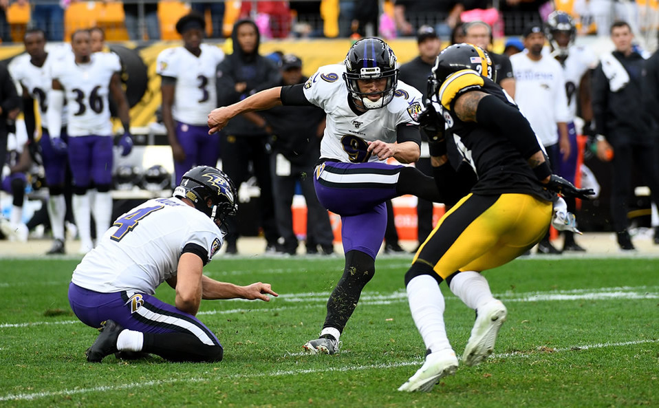 En una auténtica guerra, Baltimore tuvo que recurrir a Justin Tucker para derrotar a Pittsburgh con su tercer QB en Tiempo Extra (FOTO: AFP)