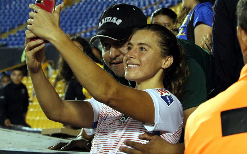 El aficionado de Tigres se propasó con la jugadora Sofía Huerta. (@FutFemenilMX)