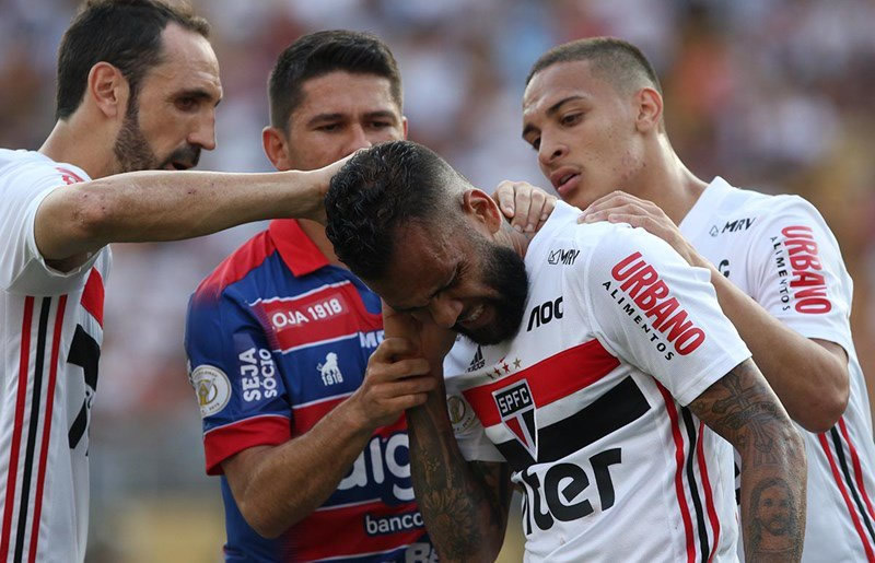 El defensor brasileño fue atacado por los insectos (FOTO: Twitter)
