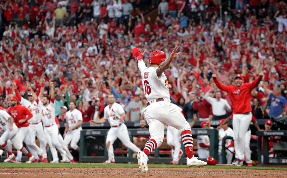 Kolten Wong llega a home tras un fly de sacrificio para asegurar la victoria. (AP)