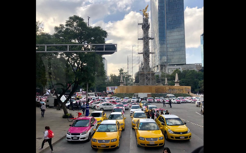 Alrededor de 800 unidades se concentraron en el Ángel de la Independencia. (Foto: @Notimex)
