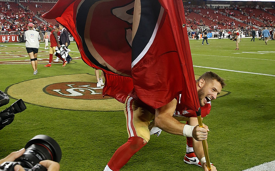 Nick Bosa plantando la bandera de los 49ers en su estadio tras vencer a Browns. (AFP)