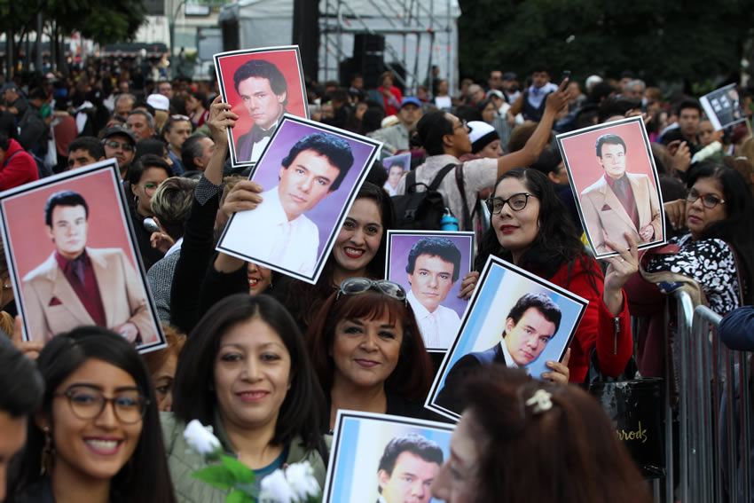 Cientos de personas se dieron cita en el Palacio de Bellas Artes para despedir a José José. Fotos: NTX y EFE