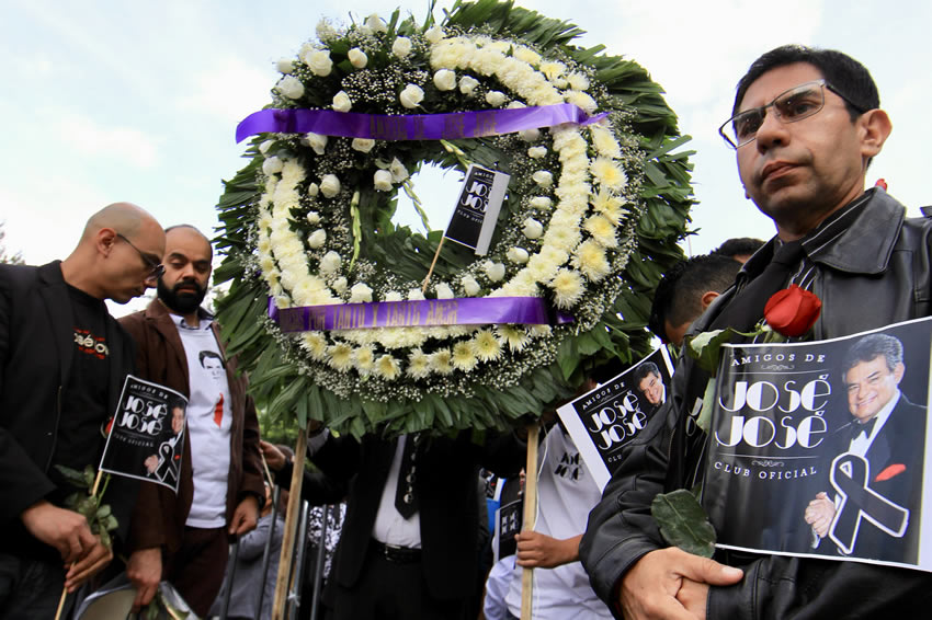 Cientos de personas se dieron cita en el Palacio de Bellas Artes para despedir a José José. Fotos: NTX y EFE