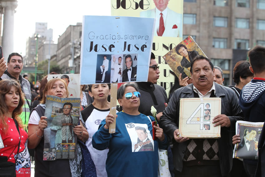 Cientos de personas se dieron cita en el Palacio de Bellas Artes para despedir a José José. Fotos: NTX y EFE