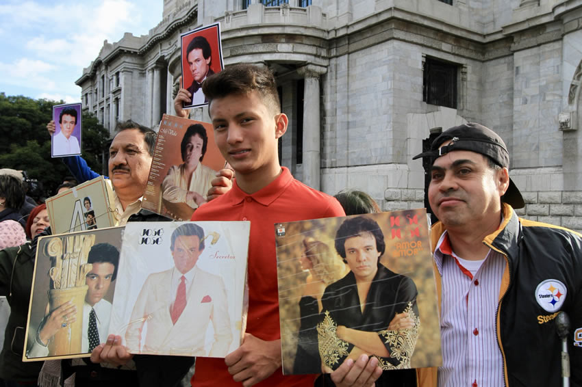 Cientos de personas se dieron cita en el Palacio de Bellas Artes para despedir a José José. Fotos: NTX y EFE
