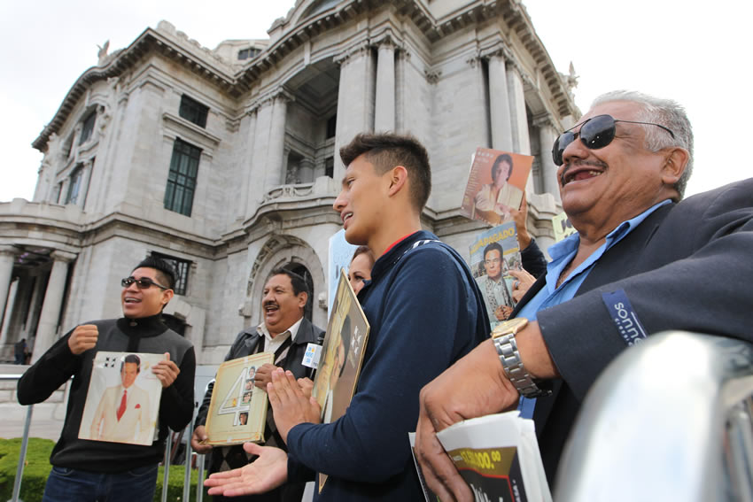 Cientos de personas se dieron cita en el Palacio de Bellas Artes para despedir a José José. Fotos: NTX y EFE