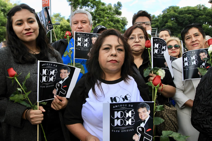 Cientos de personas se dieron cita en el Palacio de Bellas Artes para despedir a José José. Fotos: NTX y EFE