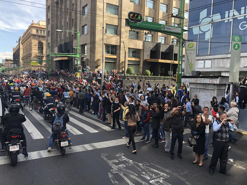 Cientos de personas se dieron cita en el Palacio de Bellas Artes para despedir a José José. Fotos: NTX y EFE