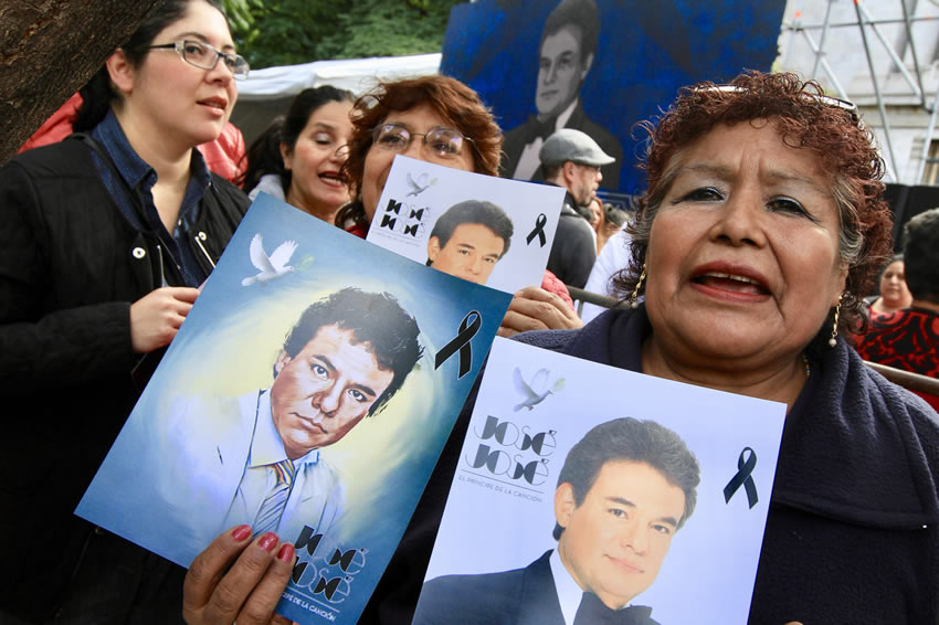 Cientos de personas se dieron cita en el Palacio de Bellas Artes para despedir a José José. Fotos: NTX y EFE
