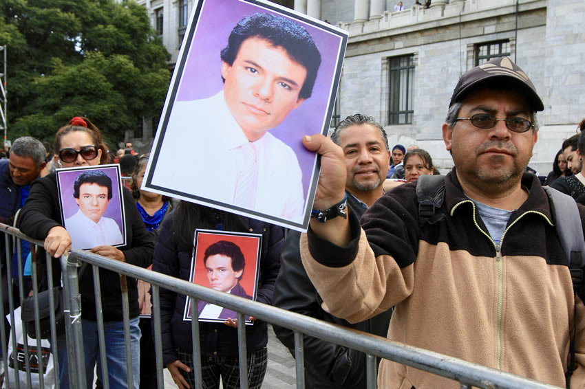 Cientos de personas se dieron cita en el Palacio de Bellas Artes para despedir a José José. Fotos: NTX y EFE