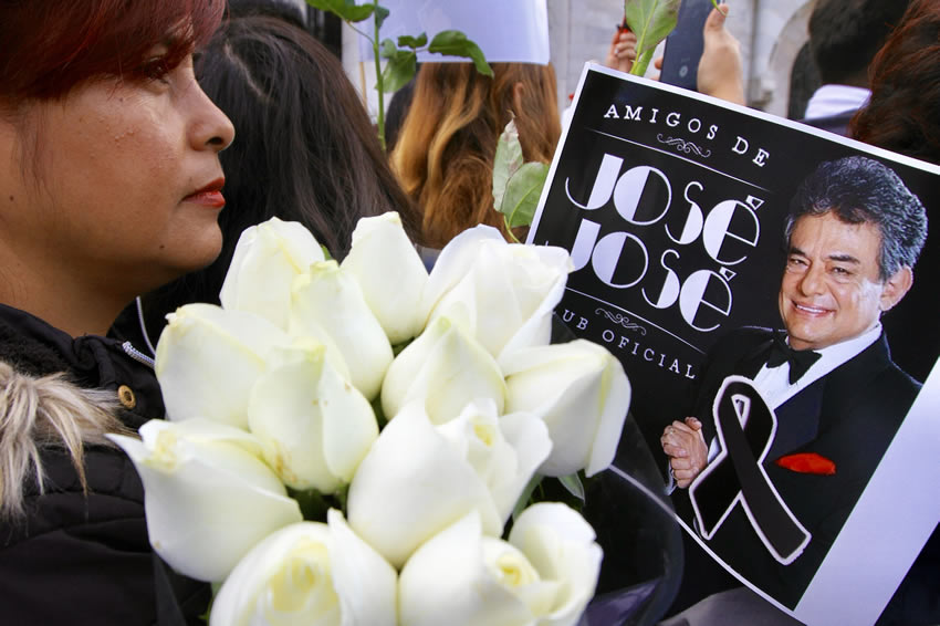 Cientos de personas se dieron cita en el Palacio de Bellas Artes para despedir a José José. Fotos: NTX y EFE