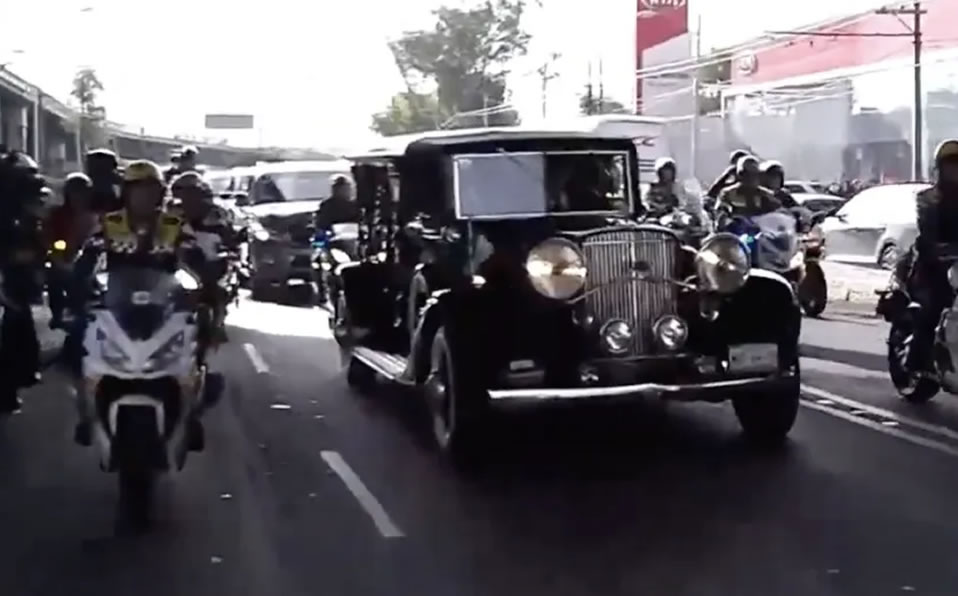 El cortejo va camino a Bellas Artes. (Telediario)