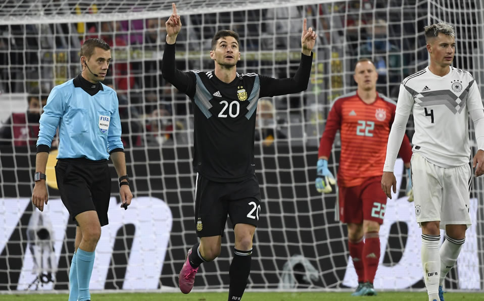 Los alemanes en acción ante Argentina. (Argentina)