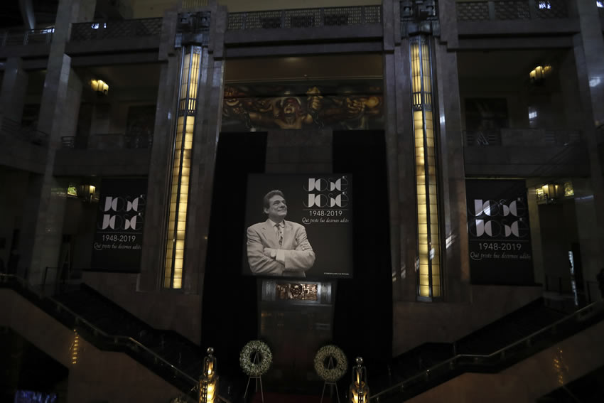 El Palacio de Bellas Artes recibió el féretro de José José. Foto: NTX y EFE
