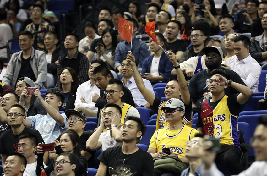 Los fans chinos de la NBA gozaron del juego de Lakers. Foto: AP