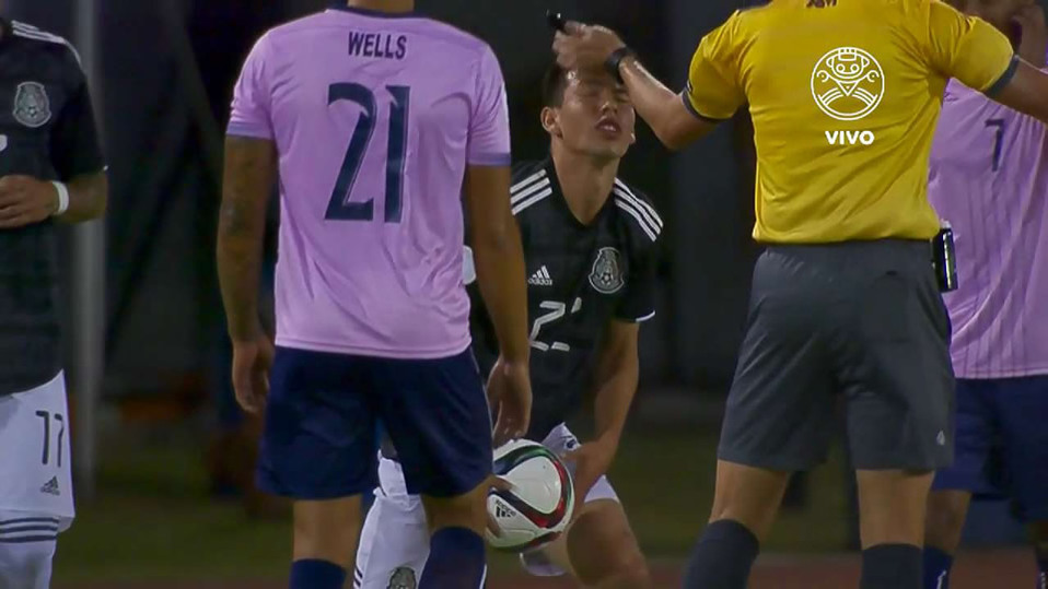 Bermudas - México: Árbitro cachetea al Chucky Lozano :VIDEO