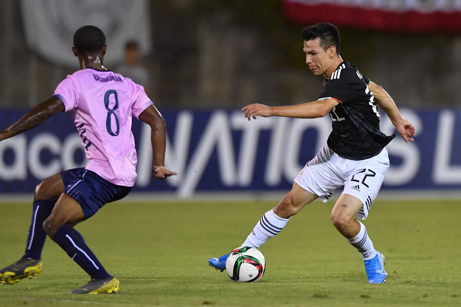 Hirving Lozano fue duramente castigado por los jugadores de Bermudas durante el partido. Foto: Mexsport.