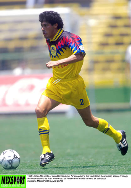 Juan Hernández se destacó por su férrea marca por la banda derecha azulcrema; logró dos campeonatos con las Águilas. Foto: Mexsport.