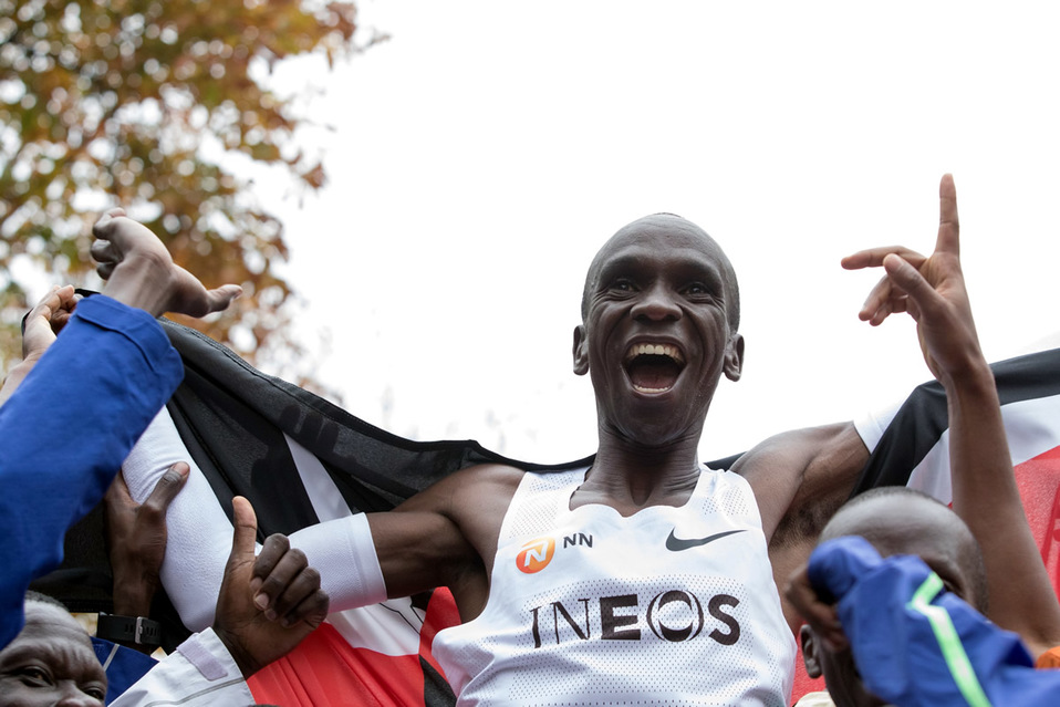 Eliud Kipchoge lleva 14 maratones concluidos y ha ganado casi todos en uno fue 2do.