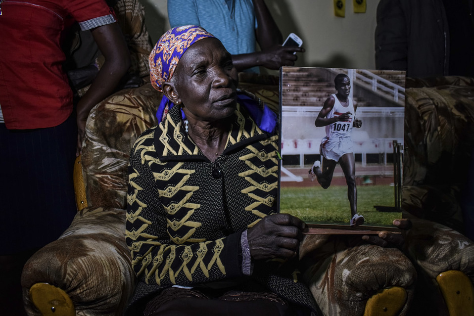 La mamá de Eliud Kipchoge portó orgullosa un póster de su pequeño.