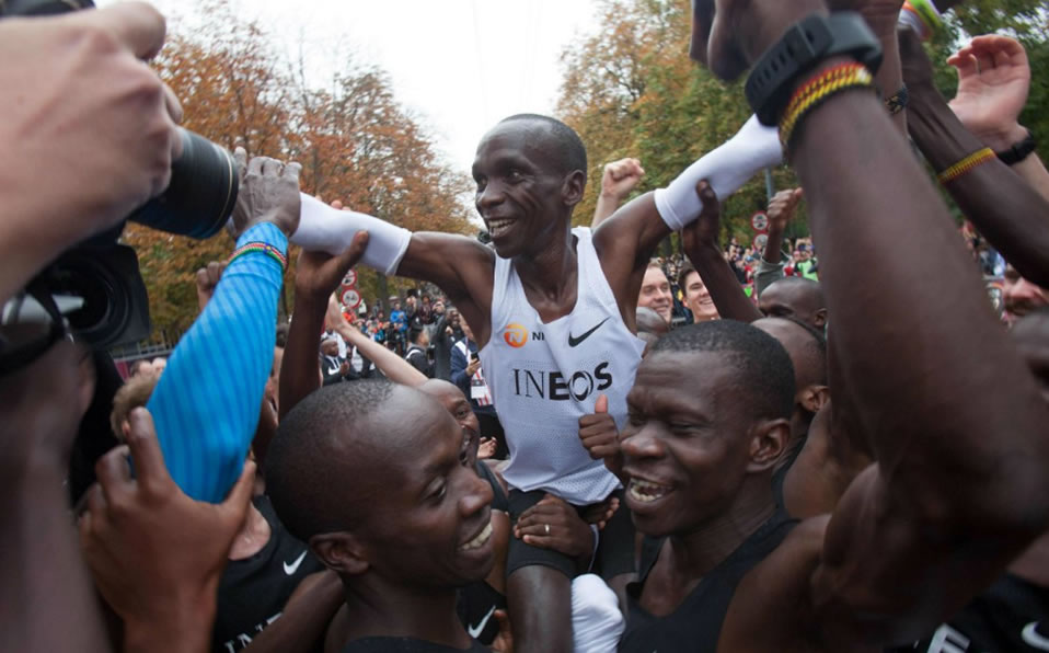 Su propios compañeros celebraron el récord mundial. (AFP)