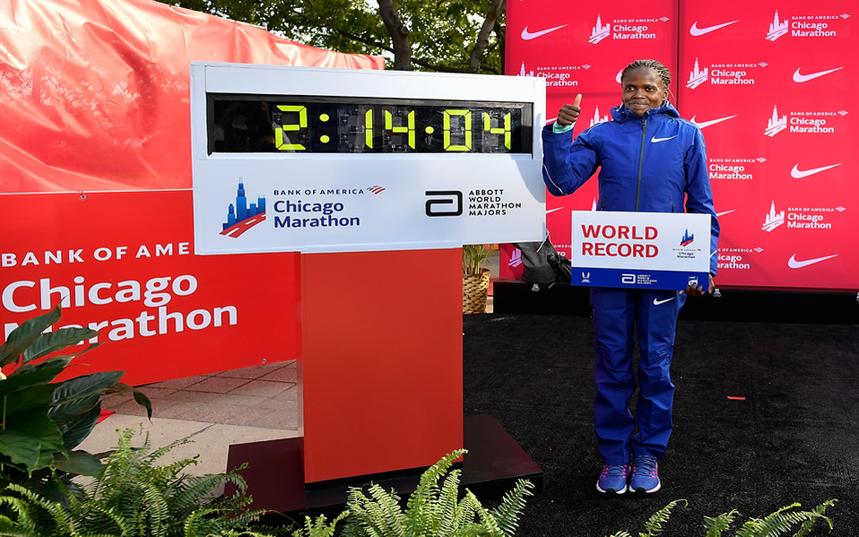 Brigid Kosgei sigue sorprendiendo al mundo (AFP)