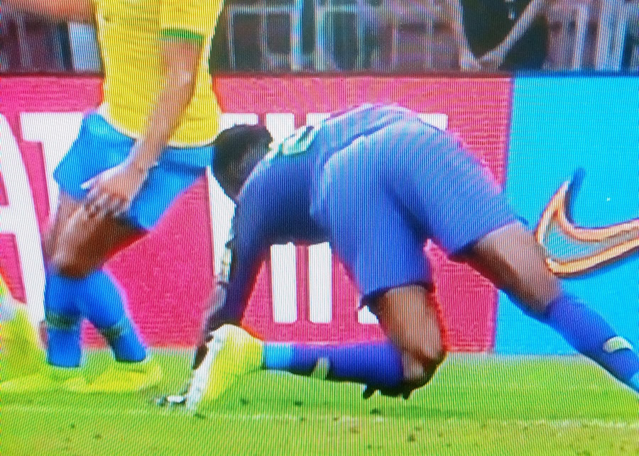 Momento en el que cede la rodilla de Uzoho.