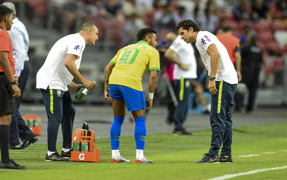 Neymar no pudo continuar en el partido (AFP)