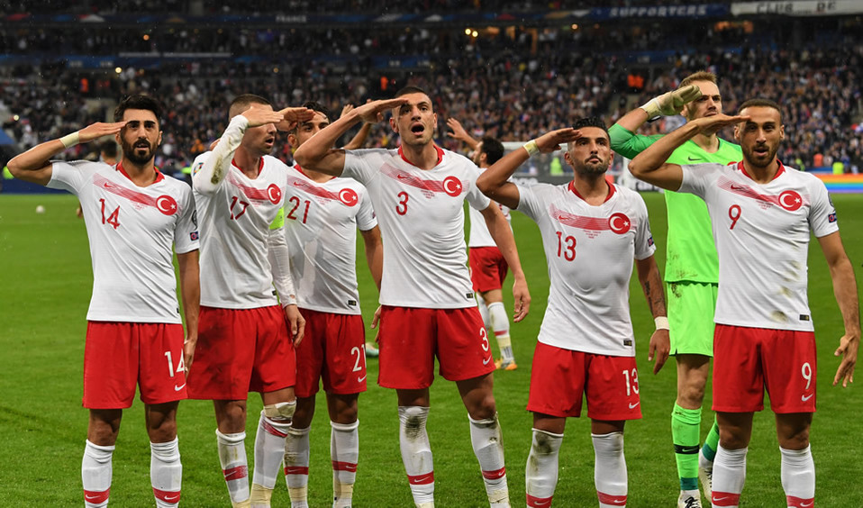 Jugadores de Turquía celebran gol con polémica seña militar: VIDEO