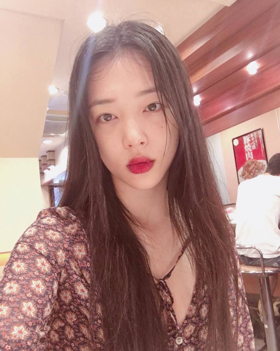Su verdadero nombre era Choi Jin-ri y nació en la provincia sudcoreana de Yangsan el 29 de marzo de 1994.