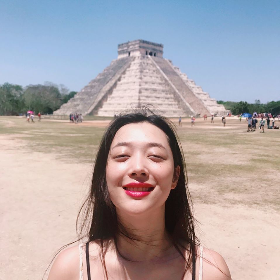 Sulli visitó México en 2017 y compartió fotos de su paso por Chichen Itza.