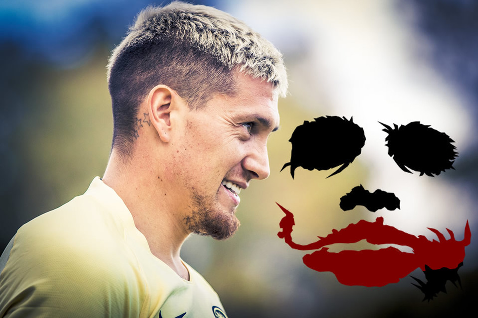 El chileno del América presumió su nueva obra de arte tatuada en la pierna en homenaje al villano de Batman (FOTO: AMérica)