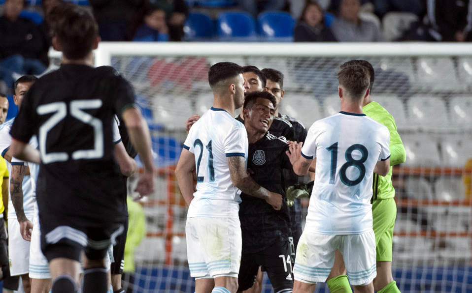 Mexicanos y argentinos volvieron a darse con todo en el segundo partido de preparación. (Foto: Imago7)