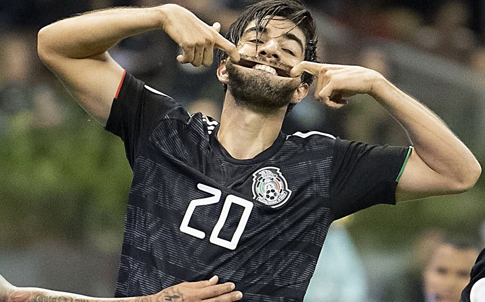 Rodolfo Pizarro simulando con sus manos la sonrisa del Joker. (Imago7)