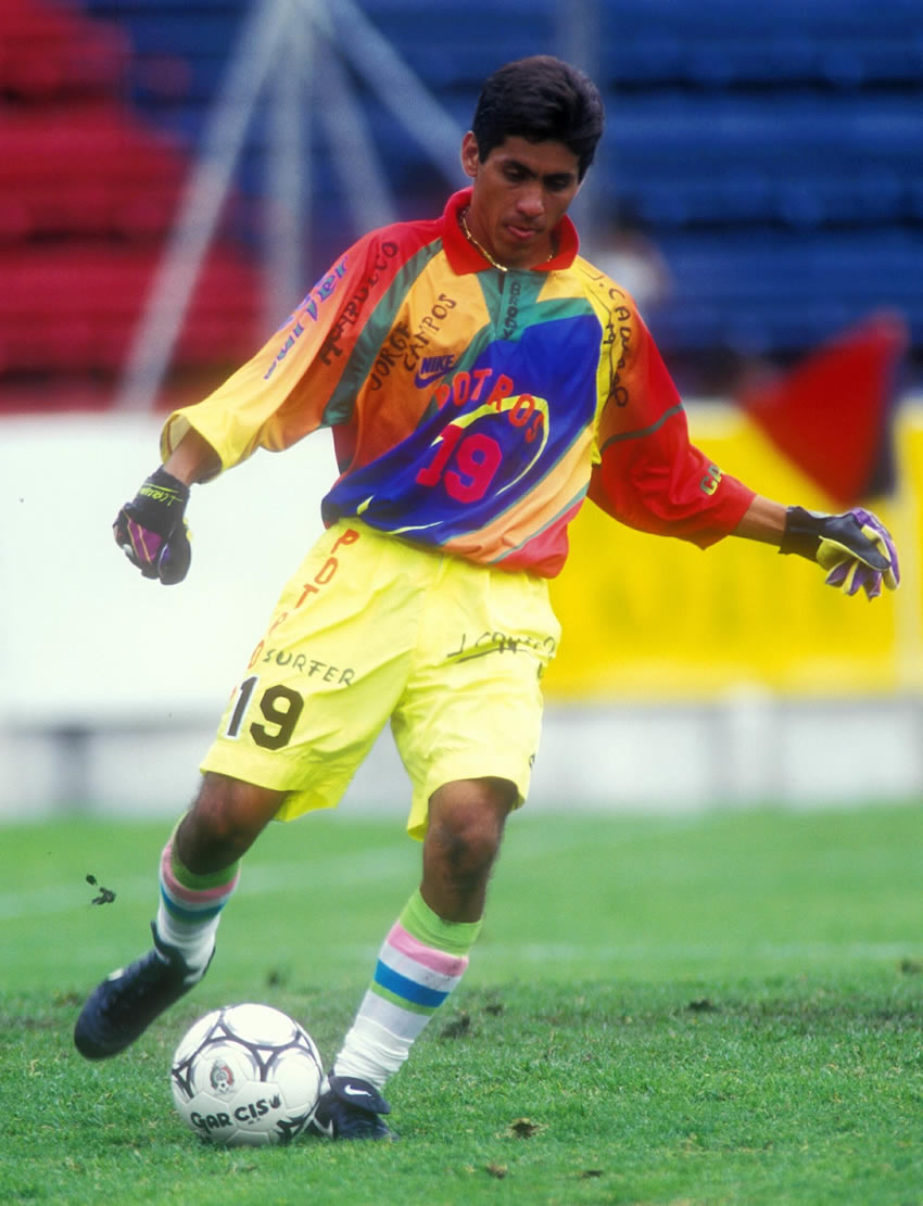 Campos fue mundialmente conocido por su capacidad de arquero y por estos uniformes. Foto: Mexsport