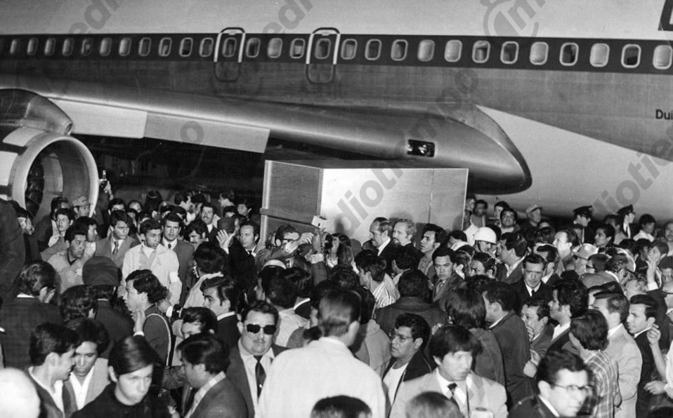 Aficionados se dieron cita al aeropuerto para recibirlo. (FOTOTECA MILENIO)