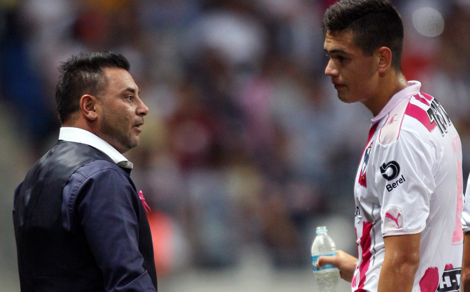 Antonio Mohamed junto a César Montes en un juego del Monterrey. (Imago7)
