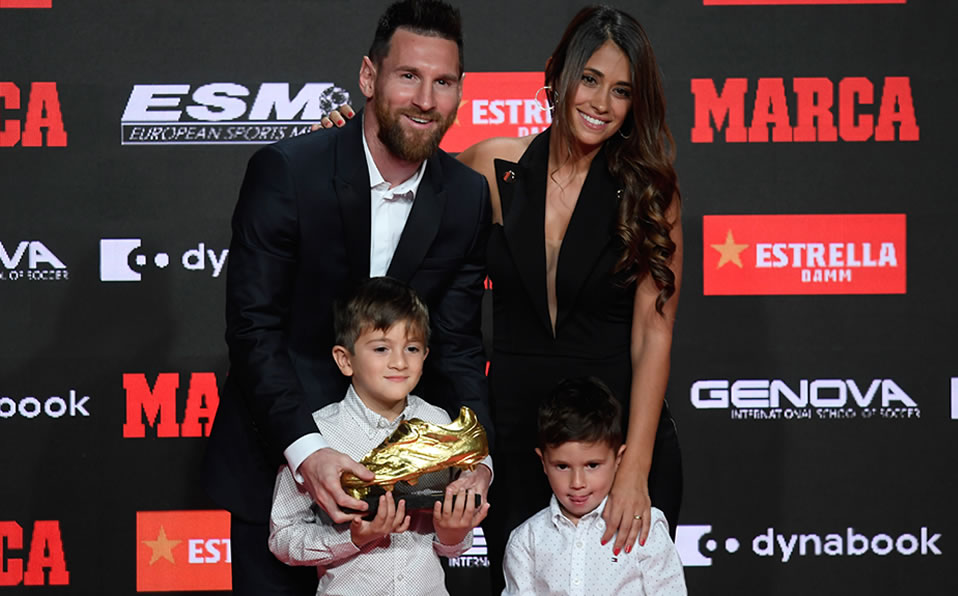 El argentino en compañia de su familia. (AFP)
