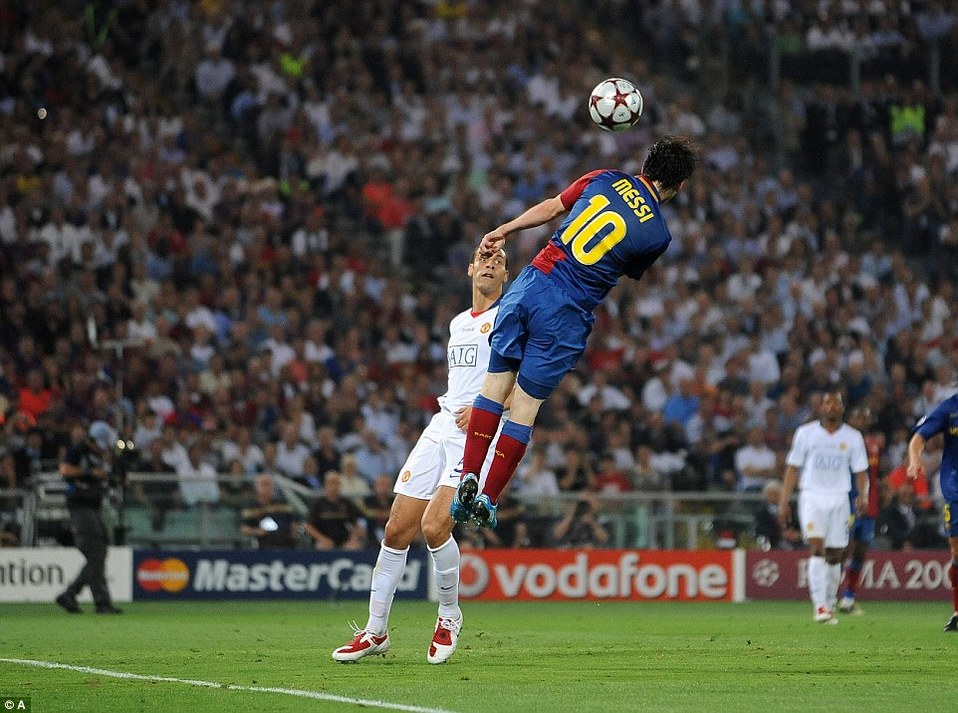 Su gol más recordado de cabeza fue en la Final de Champions contra el Man. United del Chicharito en 2009.(AFP)