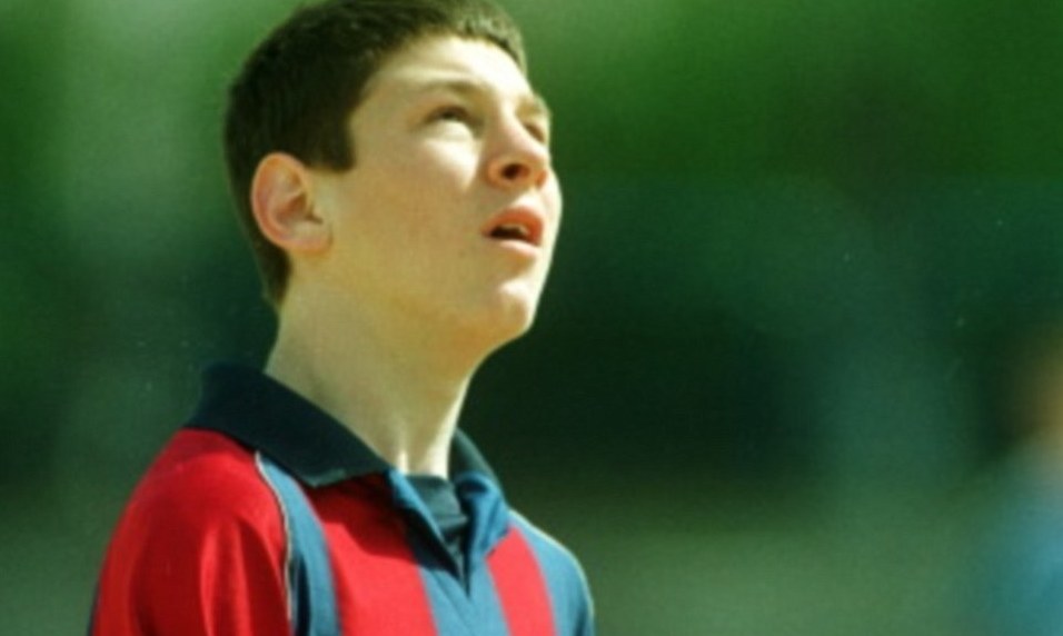 El niño que dejó Argentina en 1999 y estaba destinado a ser genio dio su primer paso a la inmortalidad. (Daily Mirror)