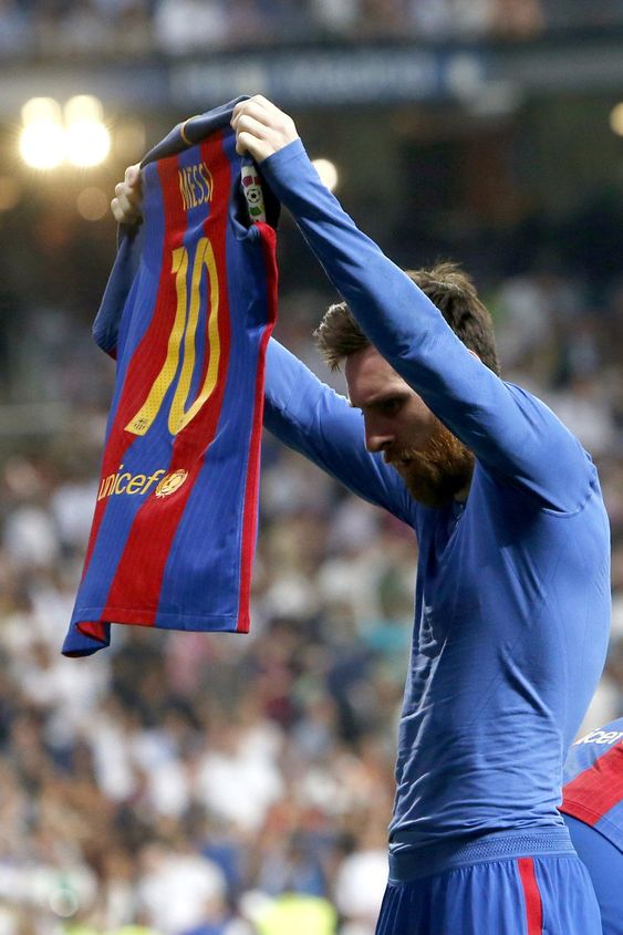 El día que Messi le puso en las narices su playera a toda la afición del Real Madrid tras anotar el del triunfo 2-3 en 2017. (Pinterest)
