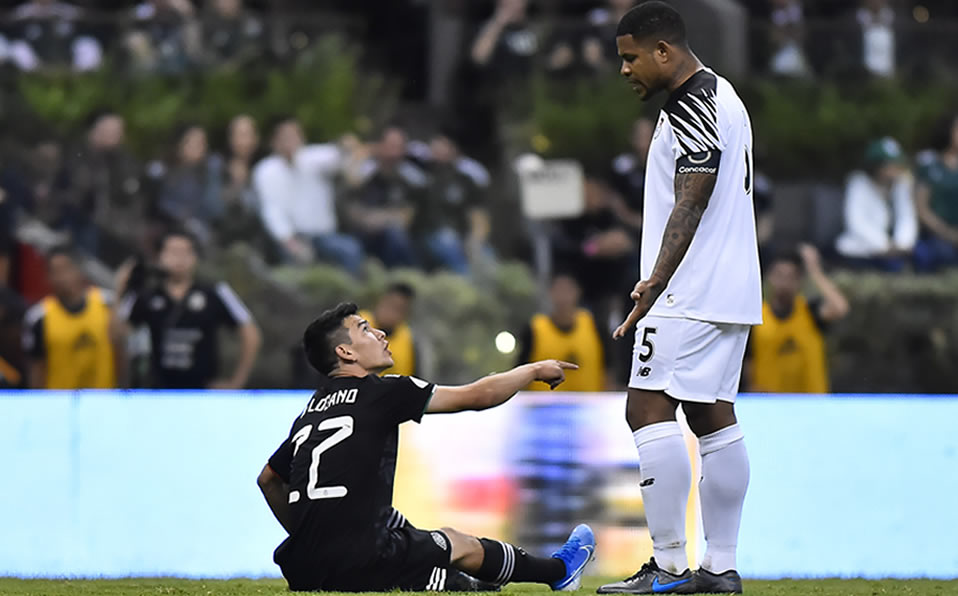 Lozano tuvo que dejar el campo de juego. (Imago 7)