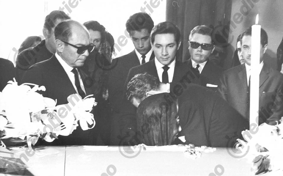 Pedro dándole el último adiós a su hermano Ricardo. (FOTOTECA MILENIO)